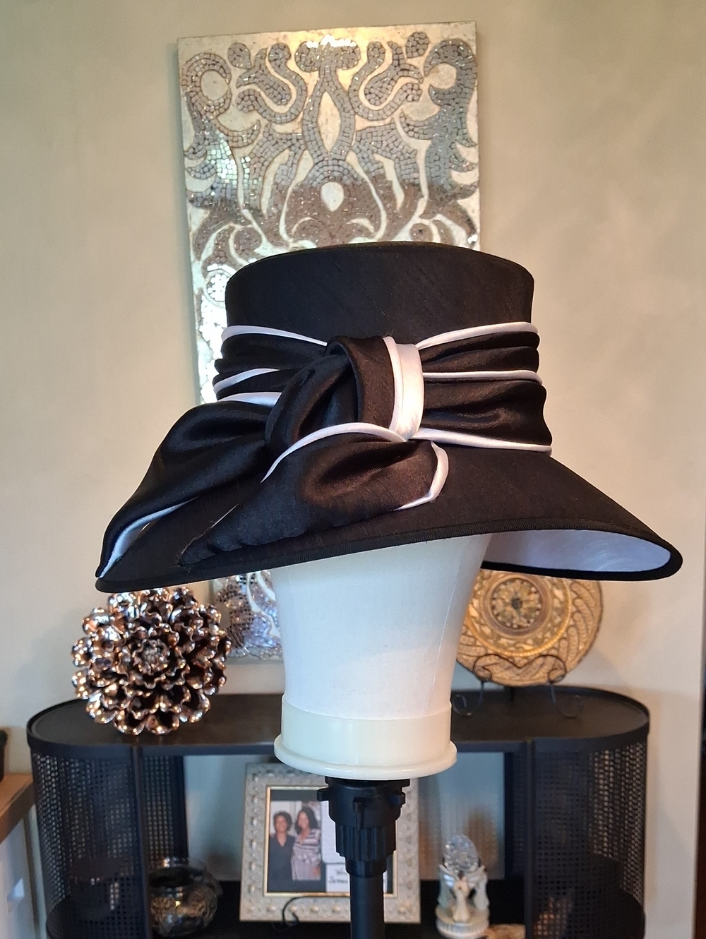 Elegant Black Wide-Brim Women’s Hat with White Trim